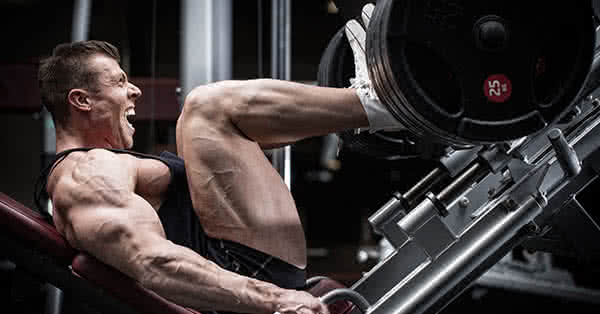 Kreatin může pomoct sportovcům být silnější. Kreatin může sportovce posílit.